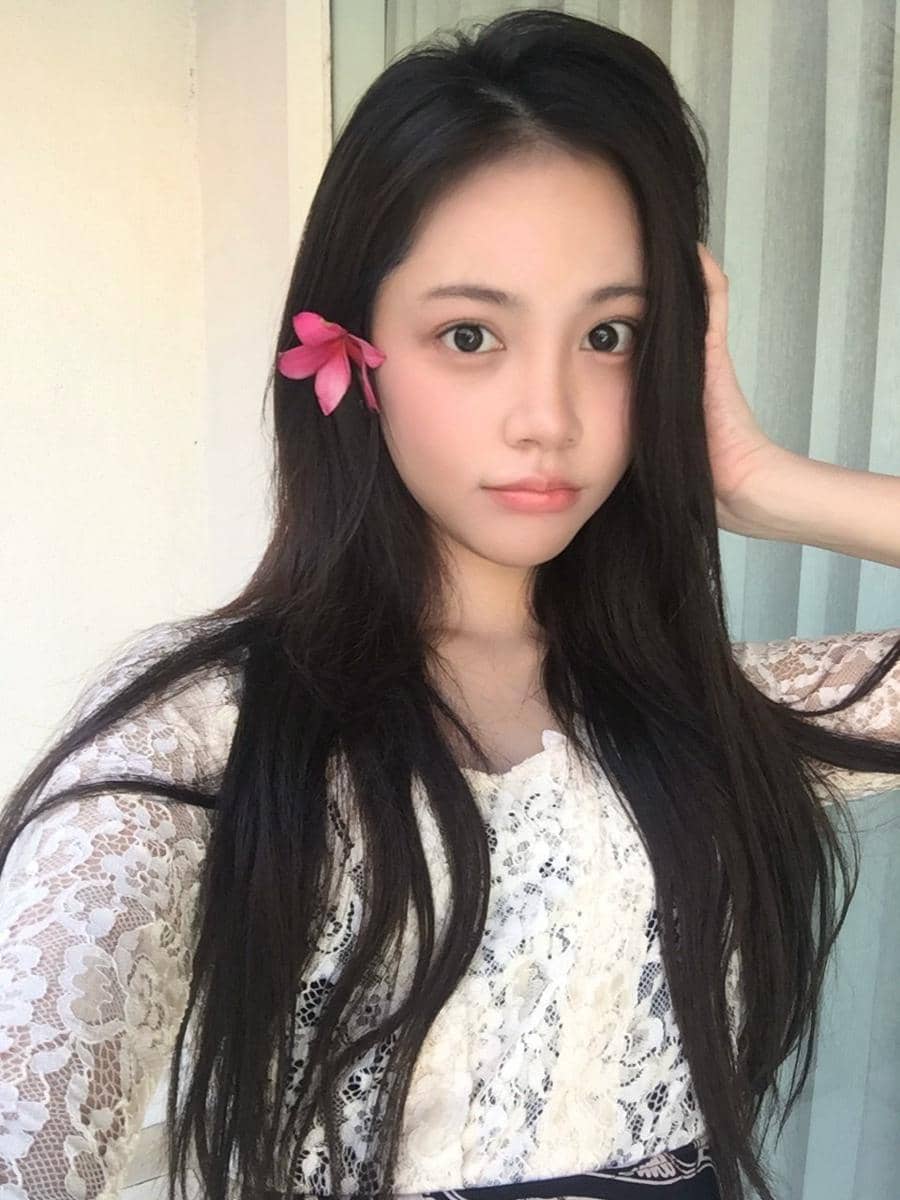 Carmen dari Hearts2Hearts mengenakan kebaya Bali dengan busana tradisional dalam potret unggahan Weverse.