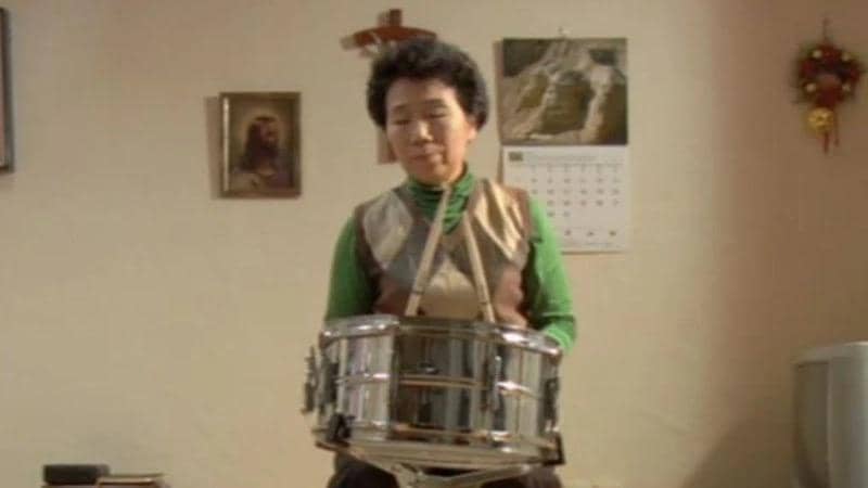 Cuplikan adegan dari film Drum Lesson yang tersedia di MUBI, menampilkan momen dalam cerita film tersebut.