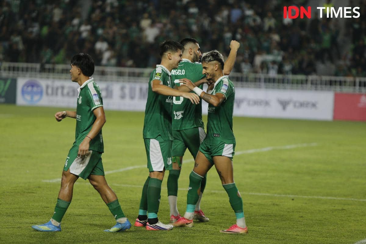 Javi Siverio dan Angelo Meneses merayakan gol bersama PSMS saat menghadapi Persikad di Stadion Utama Sumut, Sabtu, 3 Oktober 2026.