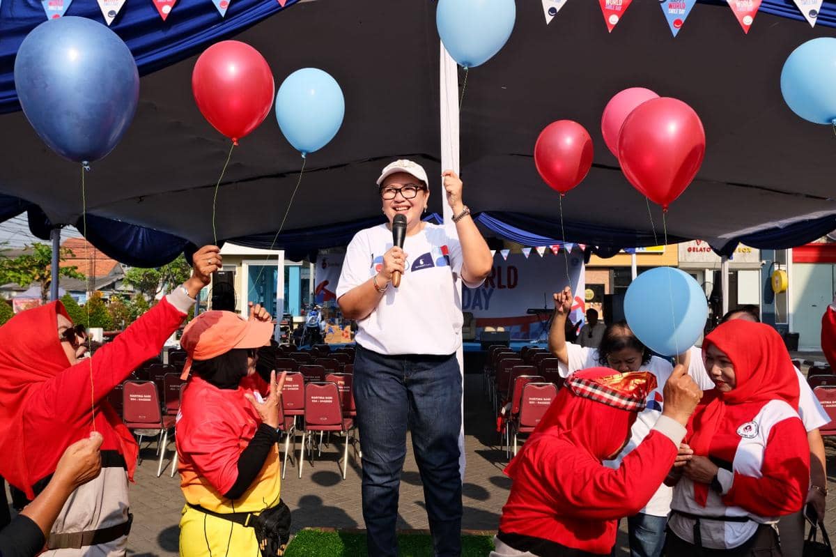 Sejumlah peserta mengikuti perayaan World Smile Day bersama staf rumah sakit di RS Panti Wilasa Citarum.