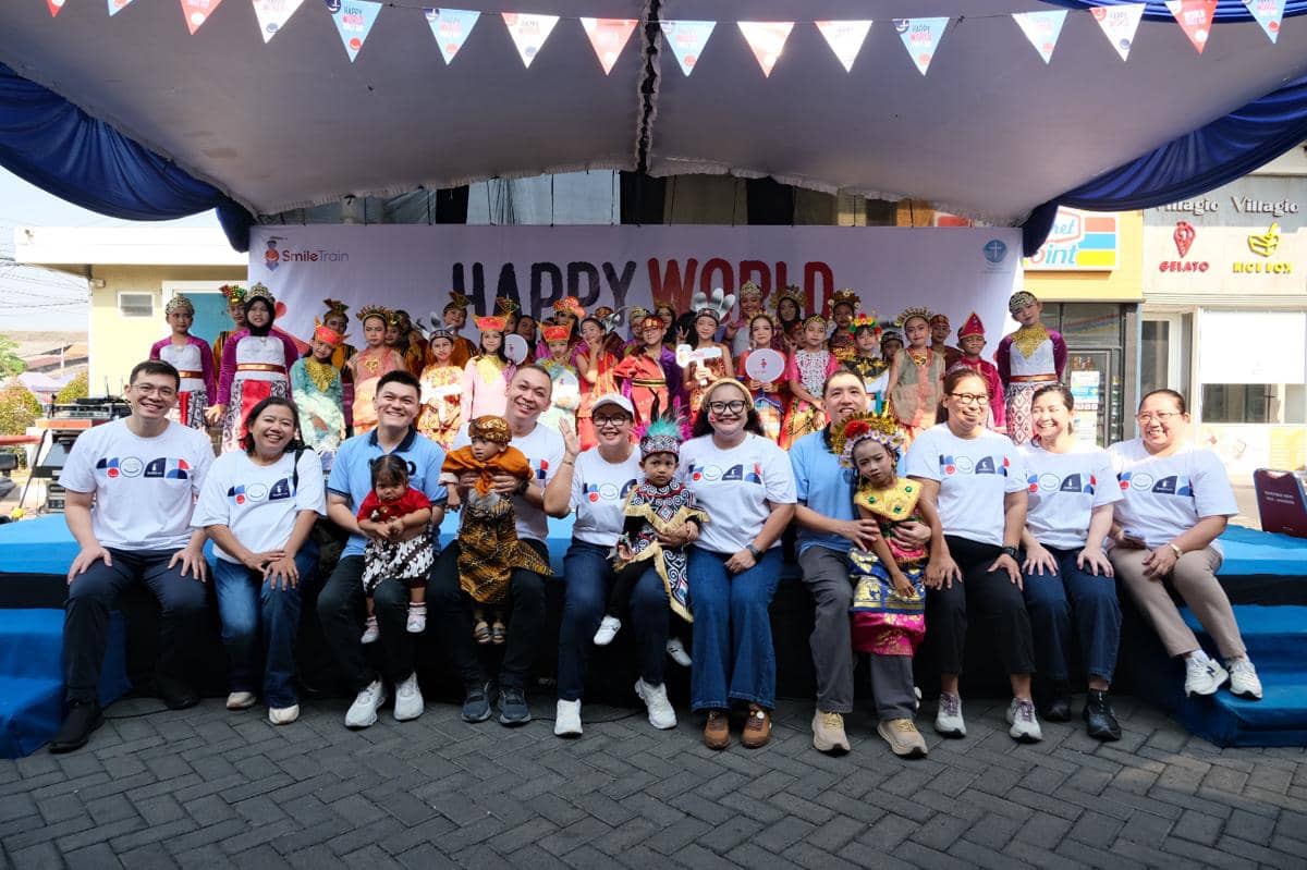Puluhan anak tersenyum bersama tim Smile Train Indonesia dan manajemen RS Panti Wilasa Citarum dalam kegiatan bersama.