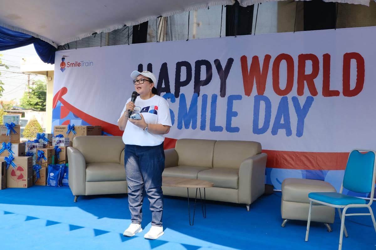 Direktur RS Panti Wilasa Citarum drg Kriswidiati membuka perayaan Hari Senyum Sedunia di hadapan peserta acara.