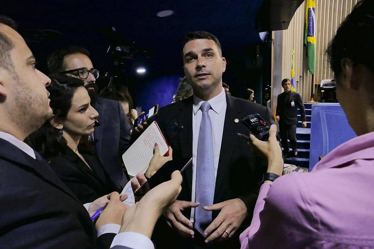 Senator Flavio Bolsonaro, yang merupakan putra Jair Bolsonaro