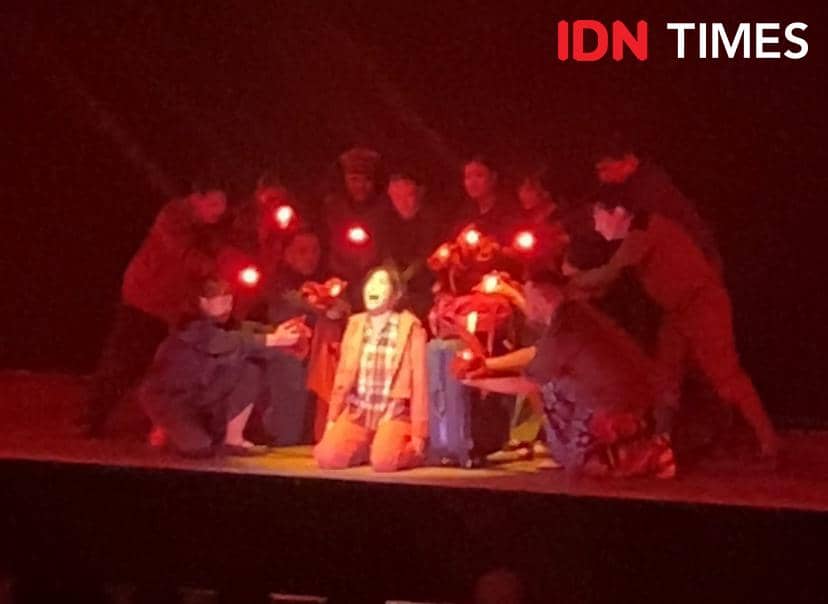 Dokumentasi suasana pertunjukan Home Sweet Loan The Musical dalam foto karya Rani Asnurida untuk IDN Times.