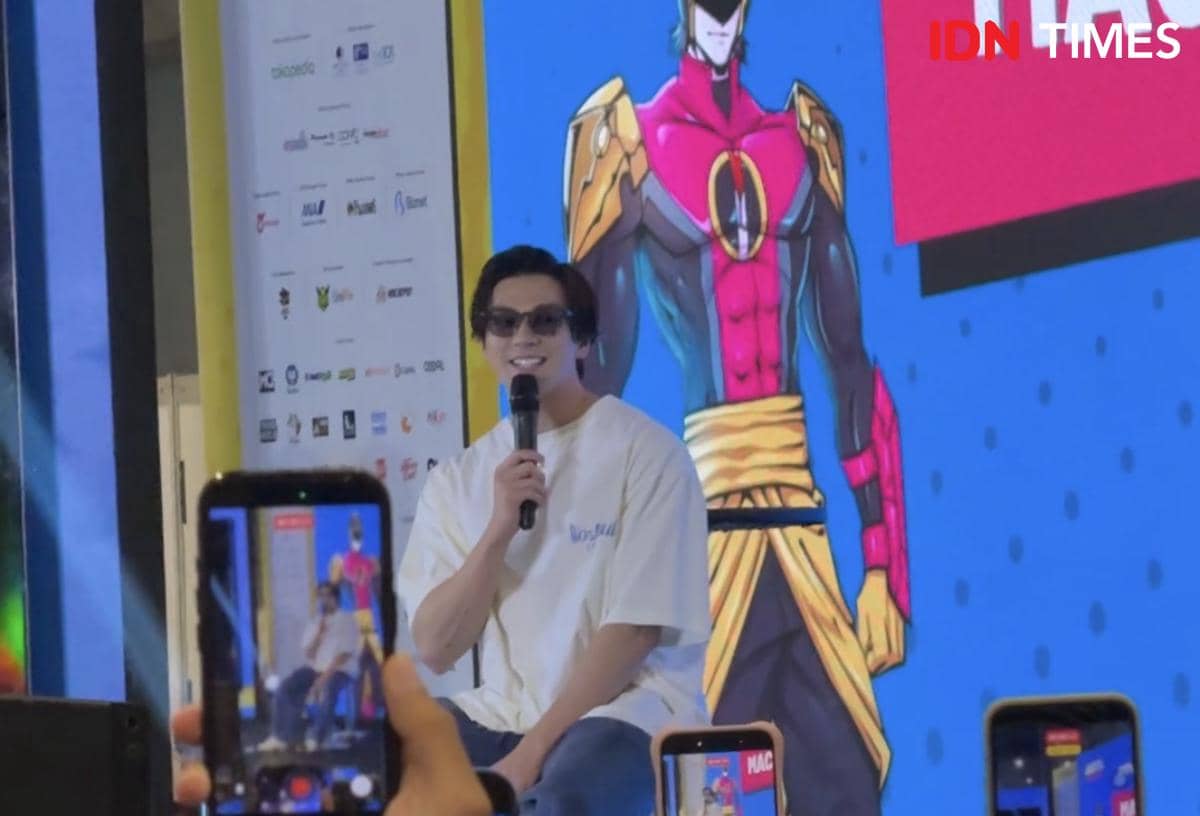 Mackenyu berpose dalam potret saat menghadiri Indonesia Comic Con 2026 dengan latar acara di belakangnya.