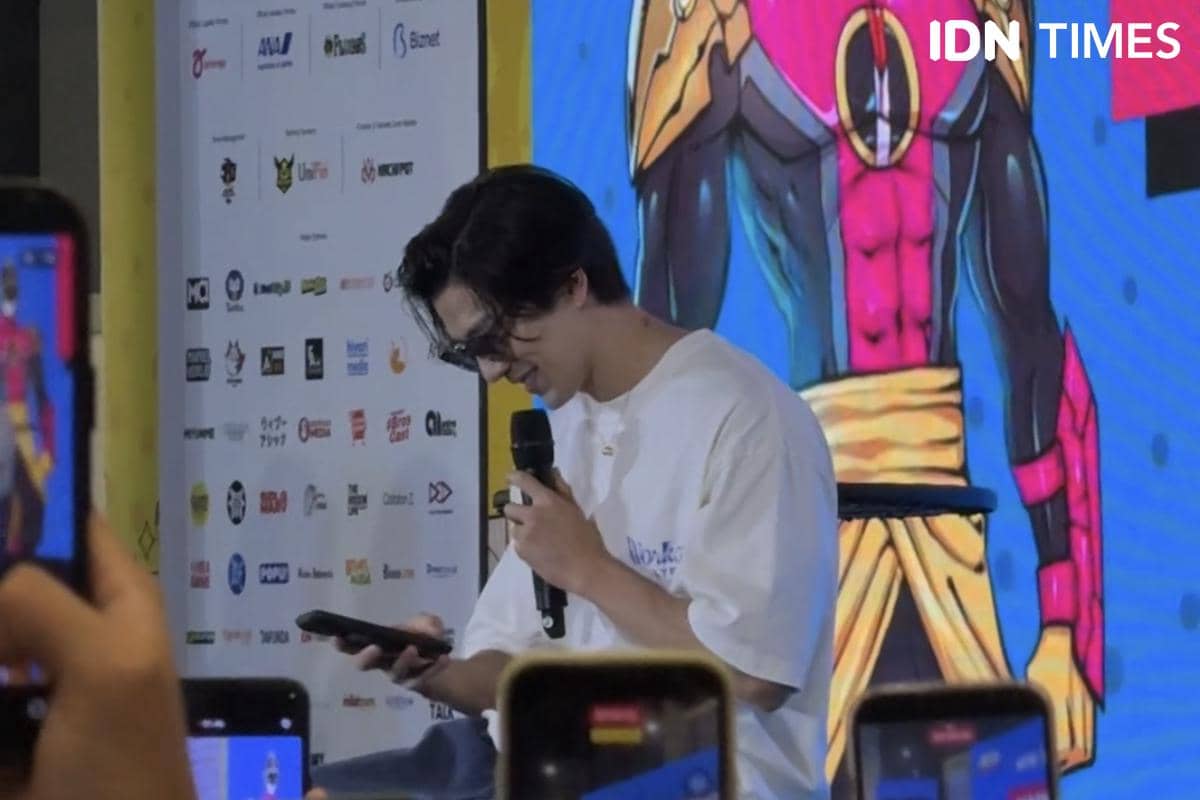 Mackenyu berpose dalam potret saat menghadiri Indonesia Comic Con 2026, didokumentasikan oleh IDN Times.