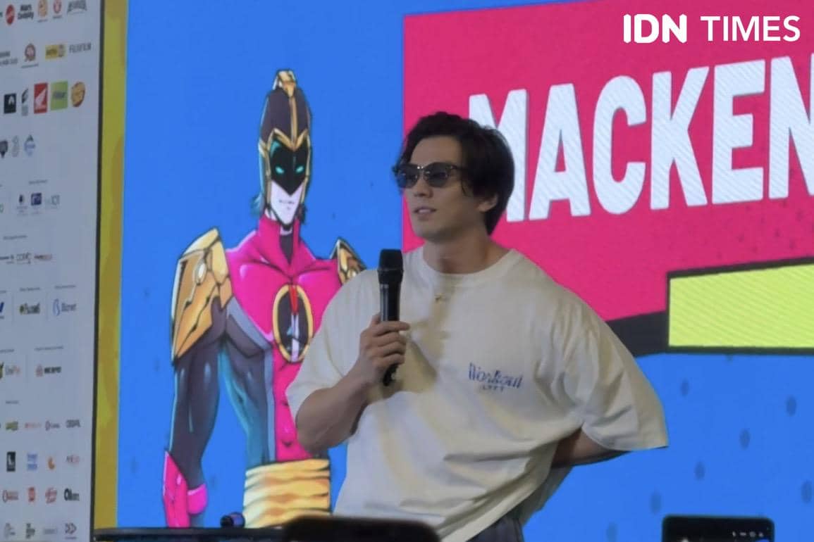 Mackenyu berpose untuk potret pada gelaran Indonesia Comic Con 2026, sebagaimana didokumentasikan IDN Times.