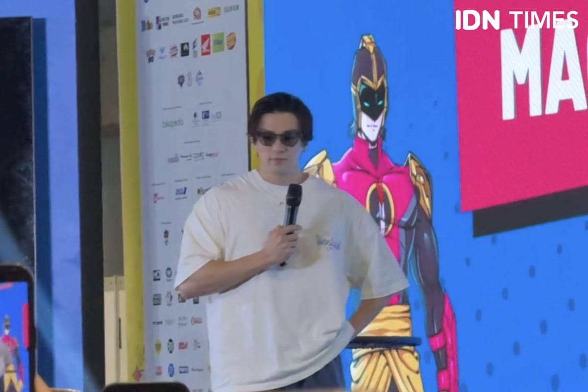 Mackenyu berpose dalam potret saat menghadiri Indonesia Comic Con 2026 di Indonesia.