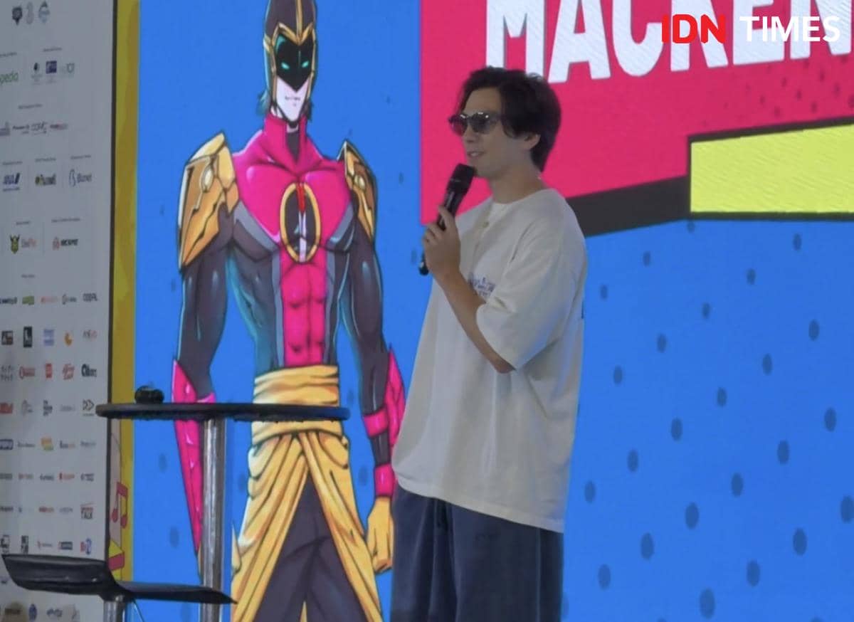Mackenyu berpose untuk kamera dalam sesi potret di ajang Indonesia Comic Con 2026 yang berlangsung di Indonesia.