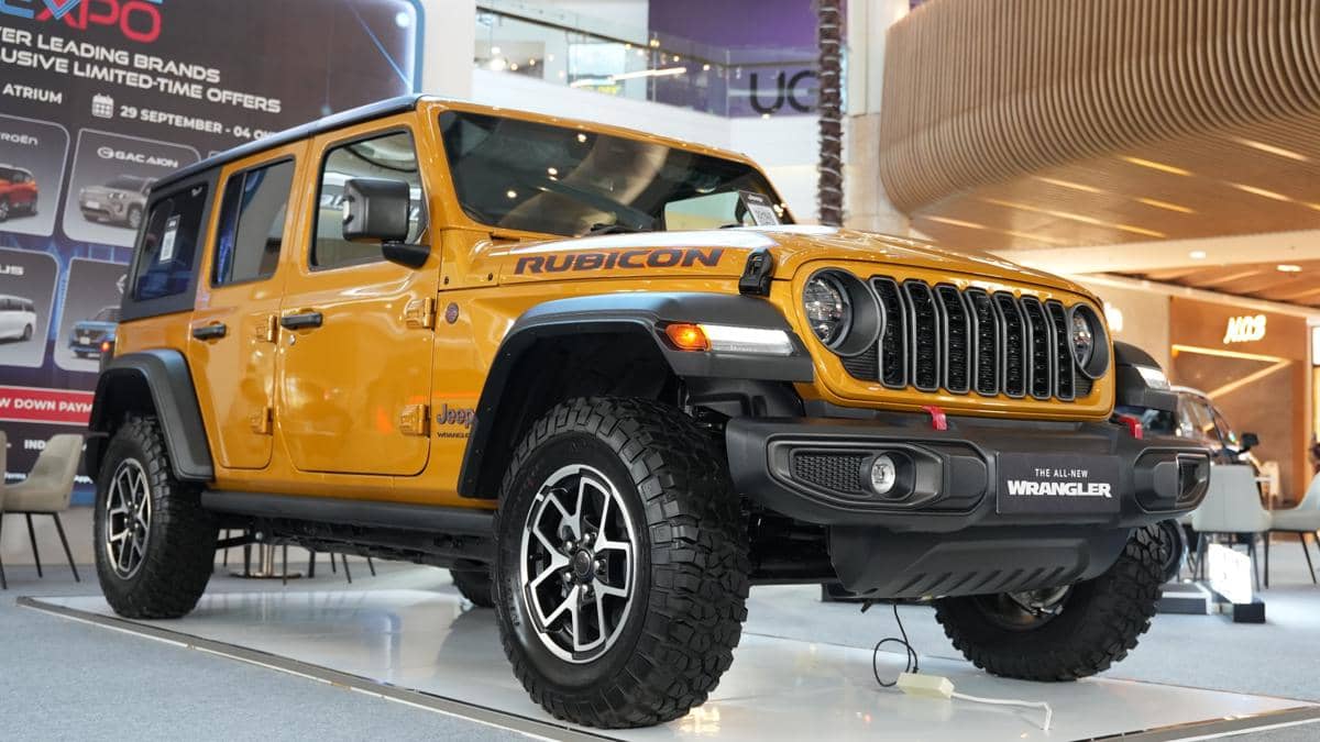 Jeep Wrangler tampil dengan warna eksterior kuning Goldilocks terbaru yang resmi diperkenalkan oleh Jeep.