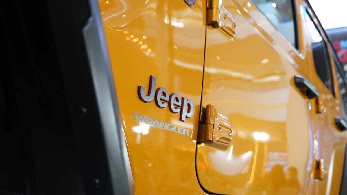 Jeep Wrangler berwarna Goldilocks, pilihan warna baru yang dirancang untuk memberikan tampilan berbeda pada kendaraan.