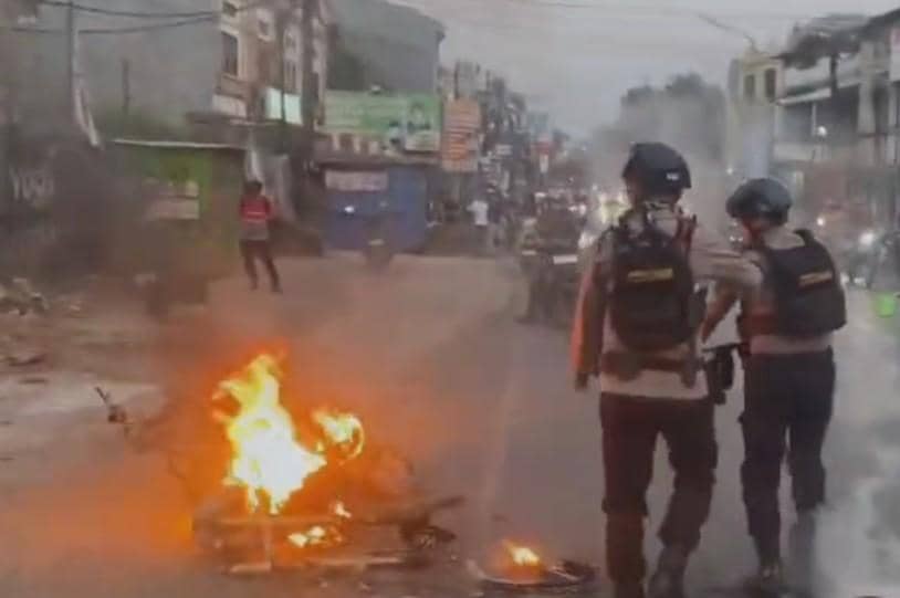 Jenuh Diteror, Warga Makassar Bakar 2 Kendaraan Geng Motor