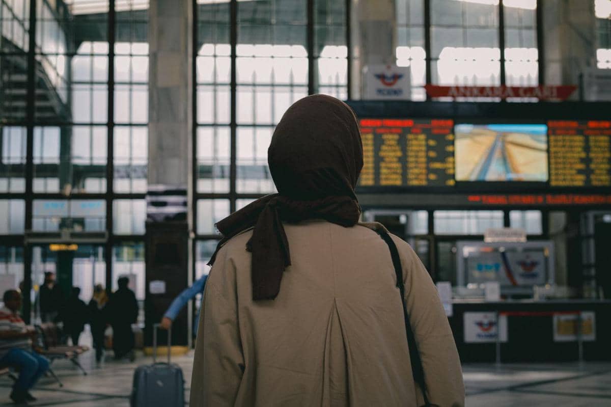 ilustrasi wanita traveling di bandara