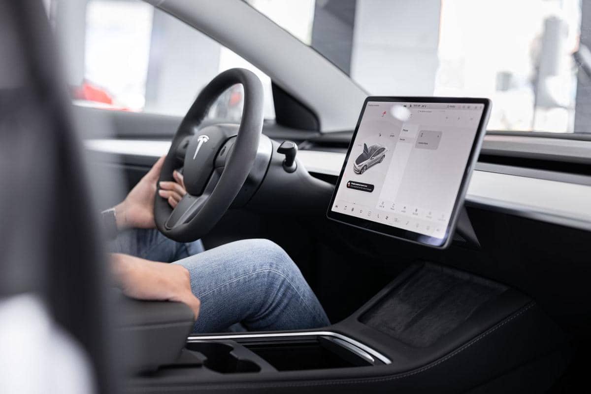 ilustrasi mengemudi mobil listrik