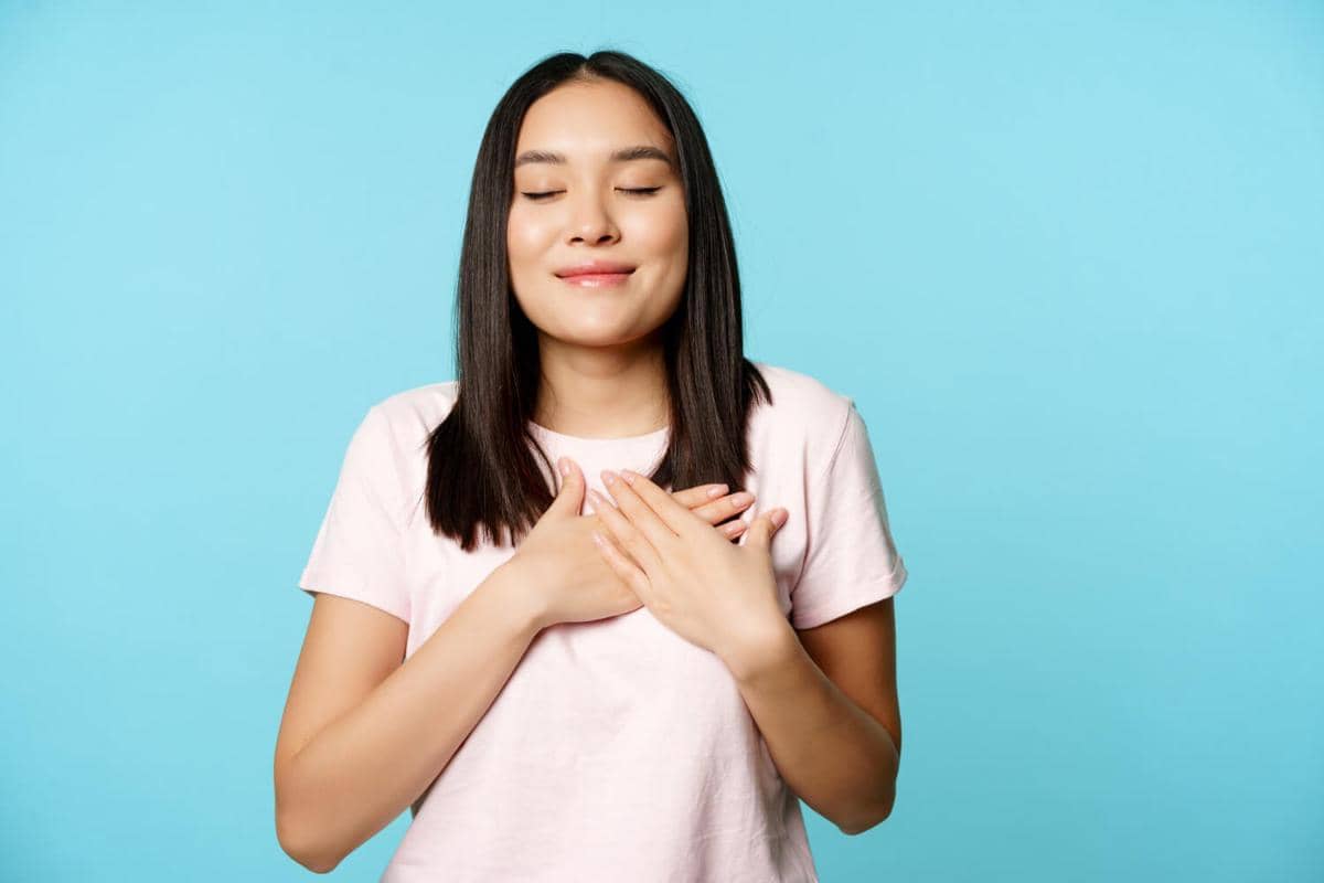 ilustrasi memejamkan mata, breathing, self love, self compassion