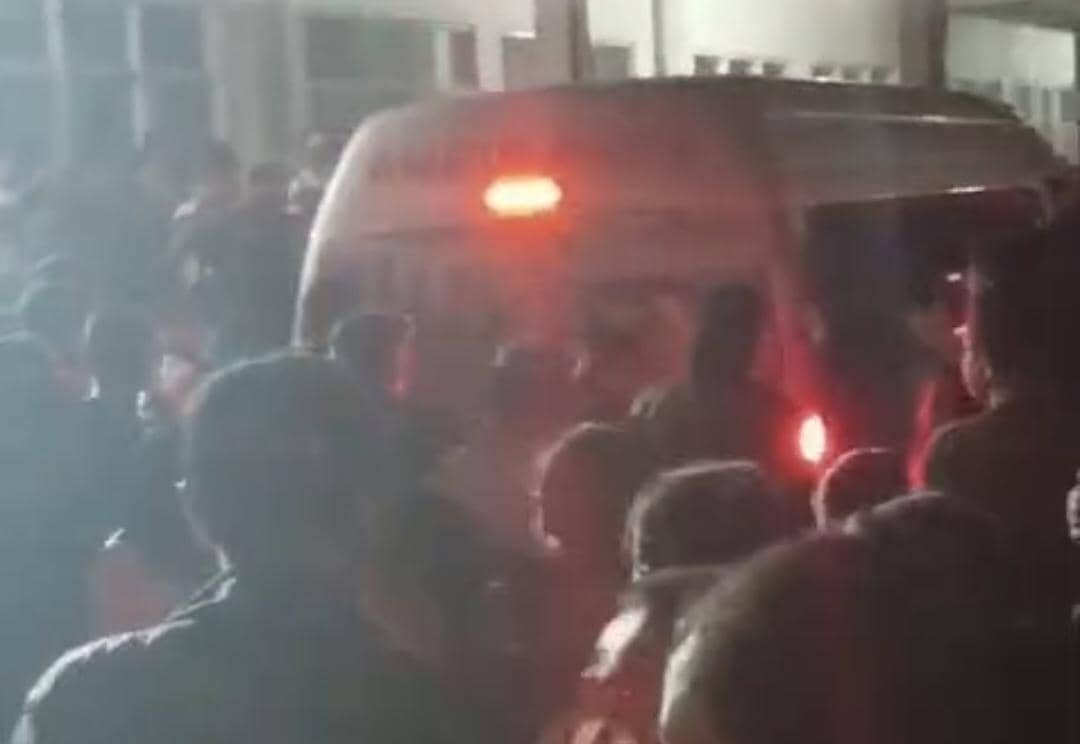 Warga Nagekeo mengiringi mobil jenazah yang membawa Wakil Bupati Gonzalo Gratianus Muga Sada dari RSUD Aeramo.