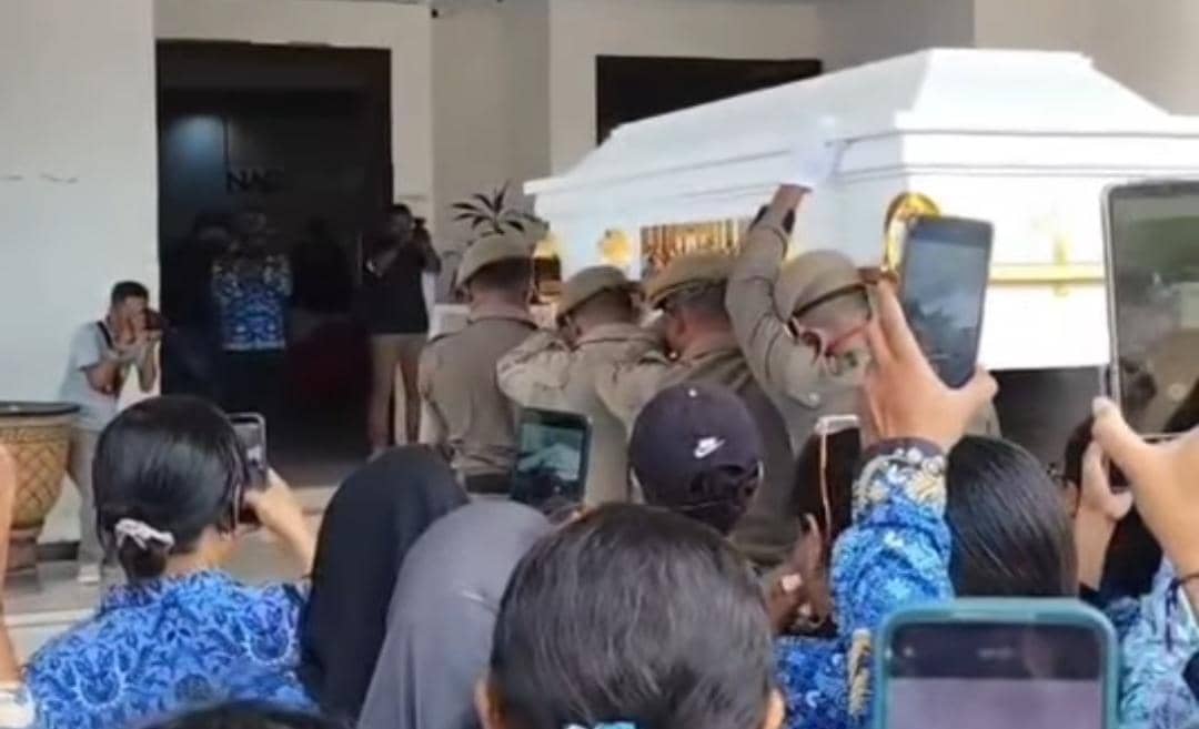 Prosesi penghormatan terakhir bagi Wakil Bupati Nagekeo Gonzalo Gratianus Muga Sada di Kantor Bupati Nagekeo.