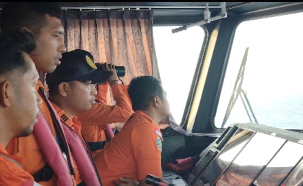 Personel Tim SAR Gabungan melanjutkan pencarian tiga penyelam yang dilaporkan hilang di perairan Sikka.