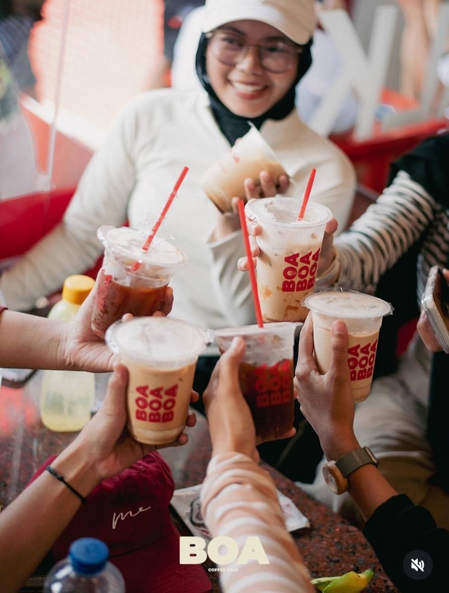 Tampilan unggahan Instagram Boa Coffe Talk di Bandar Lampung yang memuat informasi tentang kedai kopi tersebut.
