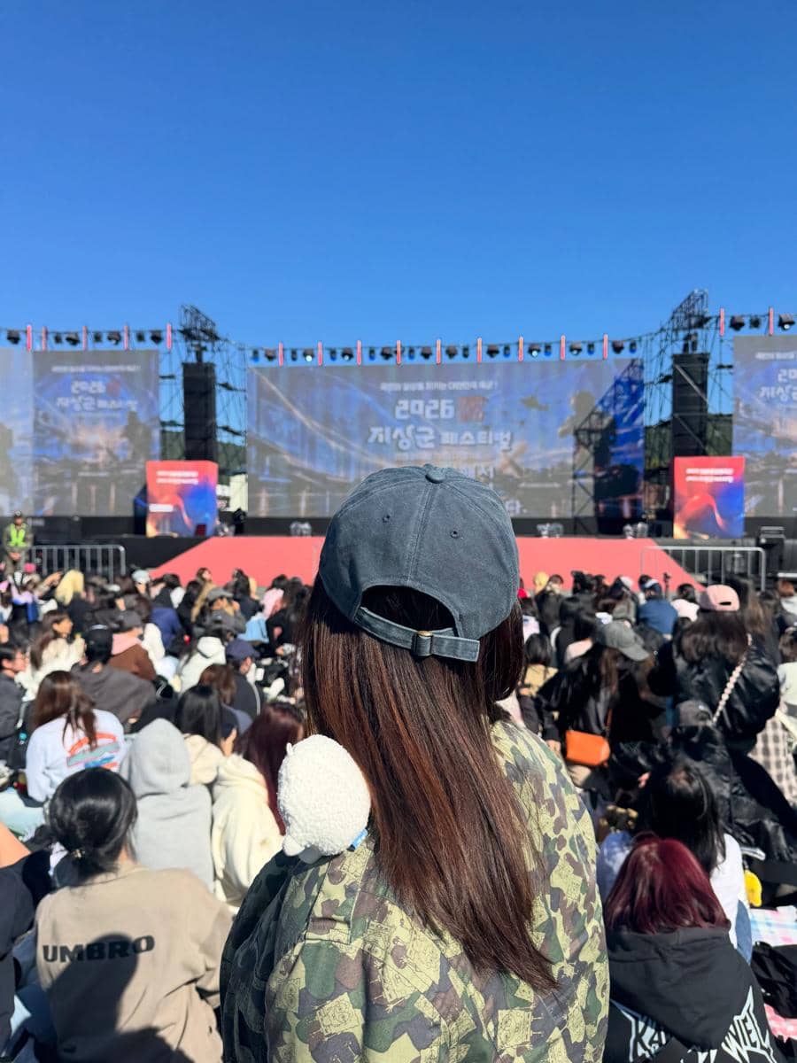 ilustrasi seorang fans KPop sedang menonton konser