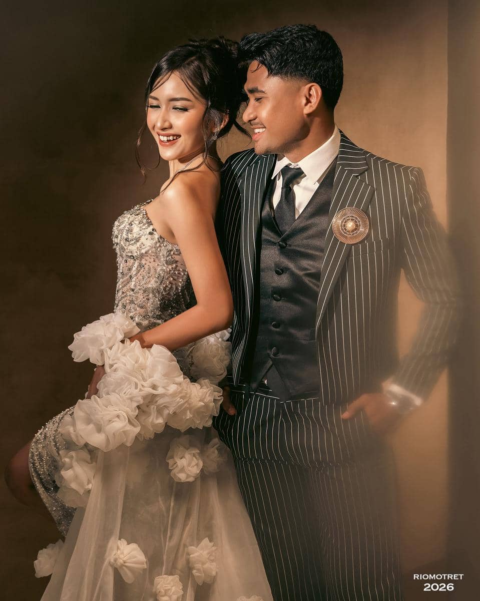 Asnawi dan Yuriska berpose dalam sesi prewedding dengan gaya romantis, seperti dibagikan di akun Instagram Yuriska Patricia.