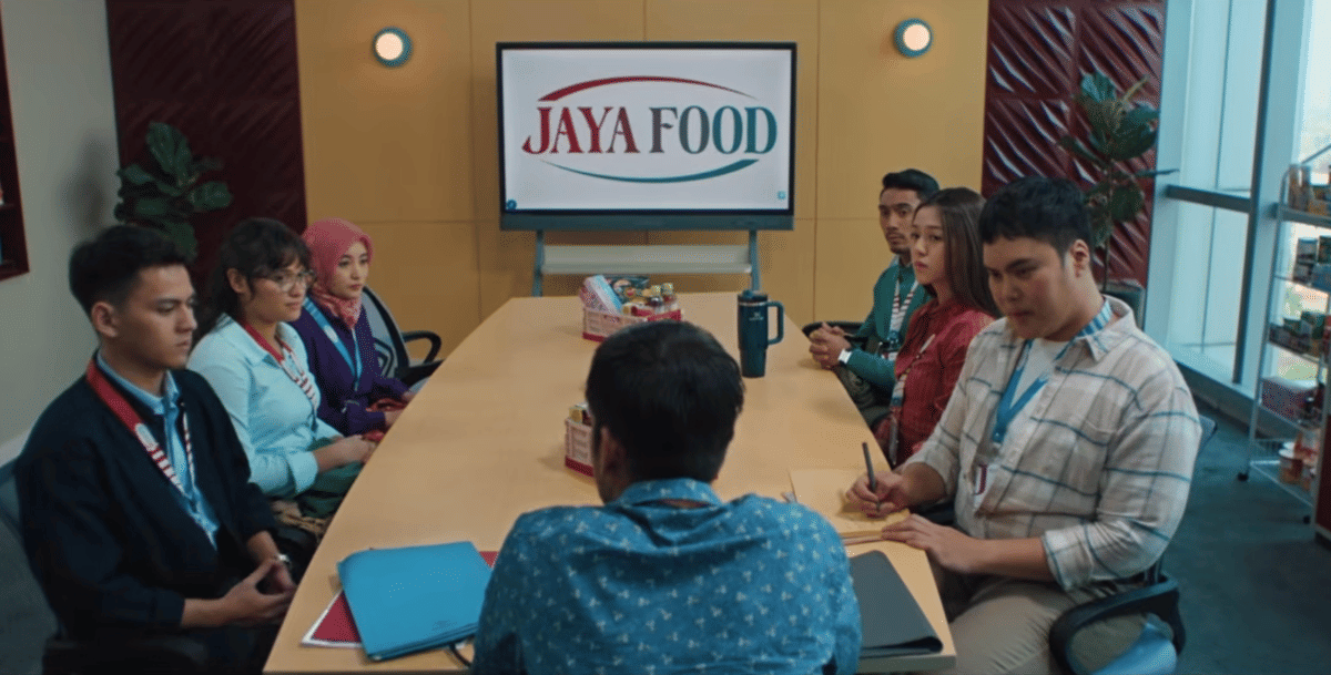 Tangkapan layar cuplikan adegan film Lagi Probation: Kerja Ngejar Apa, Sih? dari BASE Entertainment.