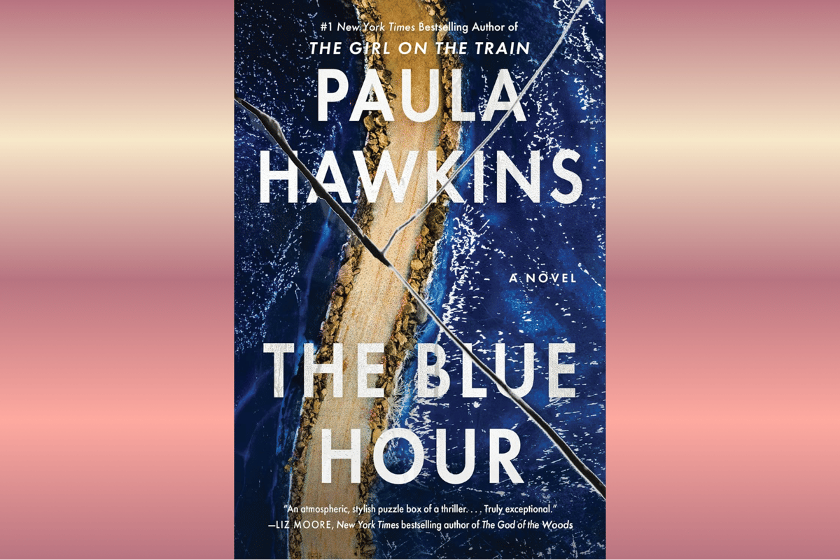 Sampul buku The Blue Hour dengan ilustrasi burung hitam di atas latar langit biru dan judul berwarna putih.
