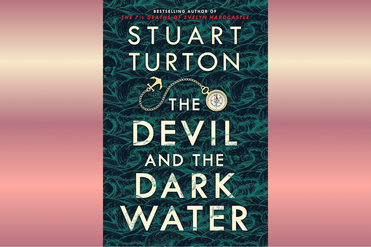 Sampul buku The Devil and the Dark Water, menampilkan kapal layar di laut bergelombang yang gelap.