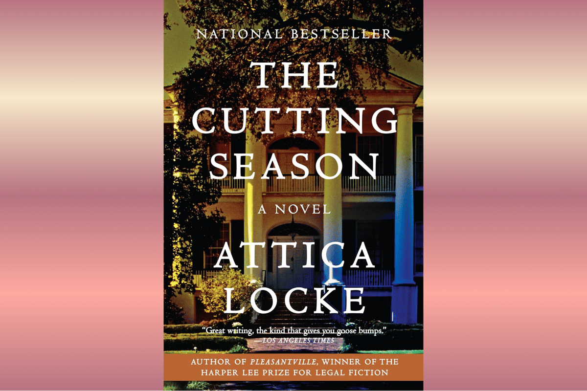 Sampul buku The Cutting Season berlatar perkebunan dengan siluet pohon dan rumah besar di kejauhan.