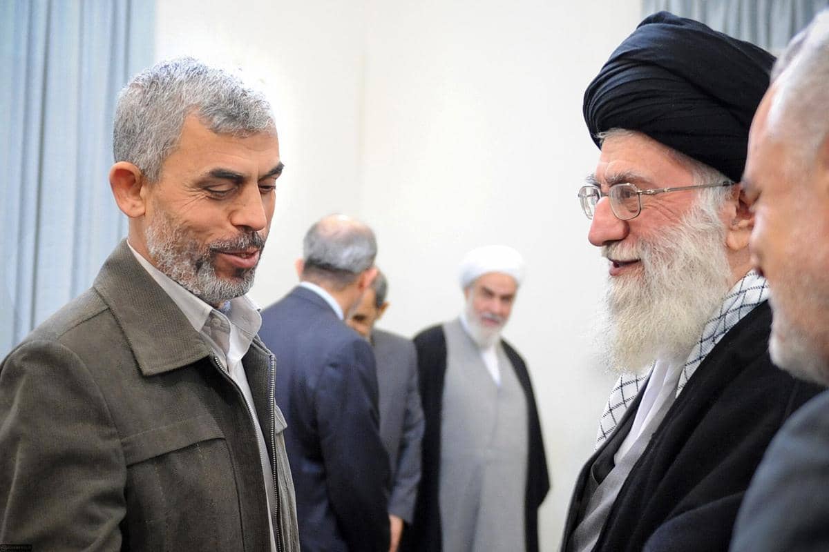 Eks Pemimpin Hamas, Yahya Sinwar (kiri), dan eks Pemimpin Tertinggi Iran (kanan), Ayatollah Ali Khamenei.