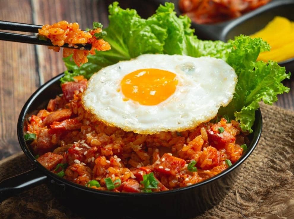 Ilustrasi sepiring nasi goreng disajikan di atas piring sebagai hidangan khas Indonesia yang populer.