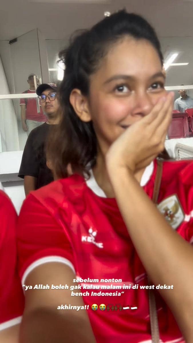 Artis menyaksikan pertandingan final FIFA ASEAN Cup 2026 bersama penonton di Stadion Utama Gelora Bung Karno, Jakarta.