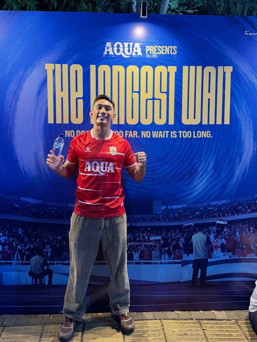Seorang artis duduk di tribun Stadion GBK saat menyaksikan final FIFA ASEAN Cup 2026 yang diikuti timnas Indonesia.