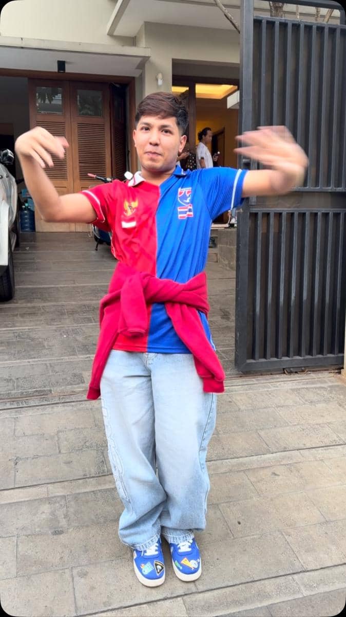 Jirayut menyaksikan laga timnas melawan Thailand dari tribun Stadion Gelora Bung Karno (GBK) di Jakarta.