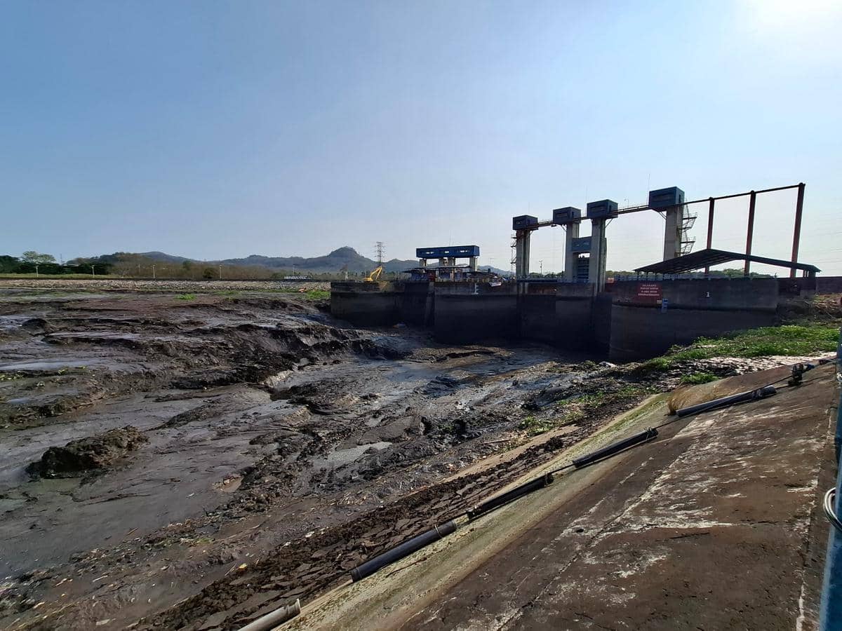 Air deras mengalir dari pintu Bendungan Lahor saat proses flushing untuk mengurangi endapan sedimen.