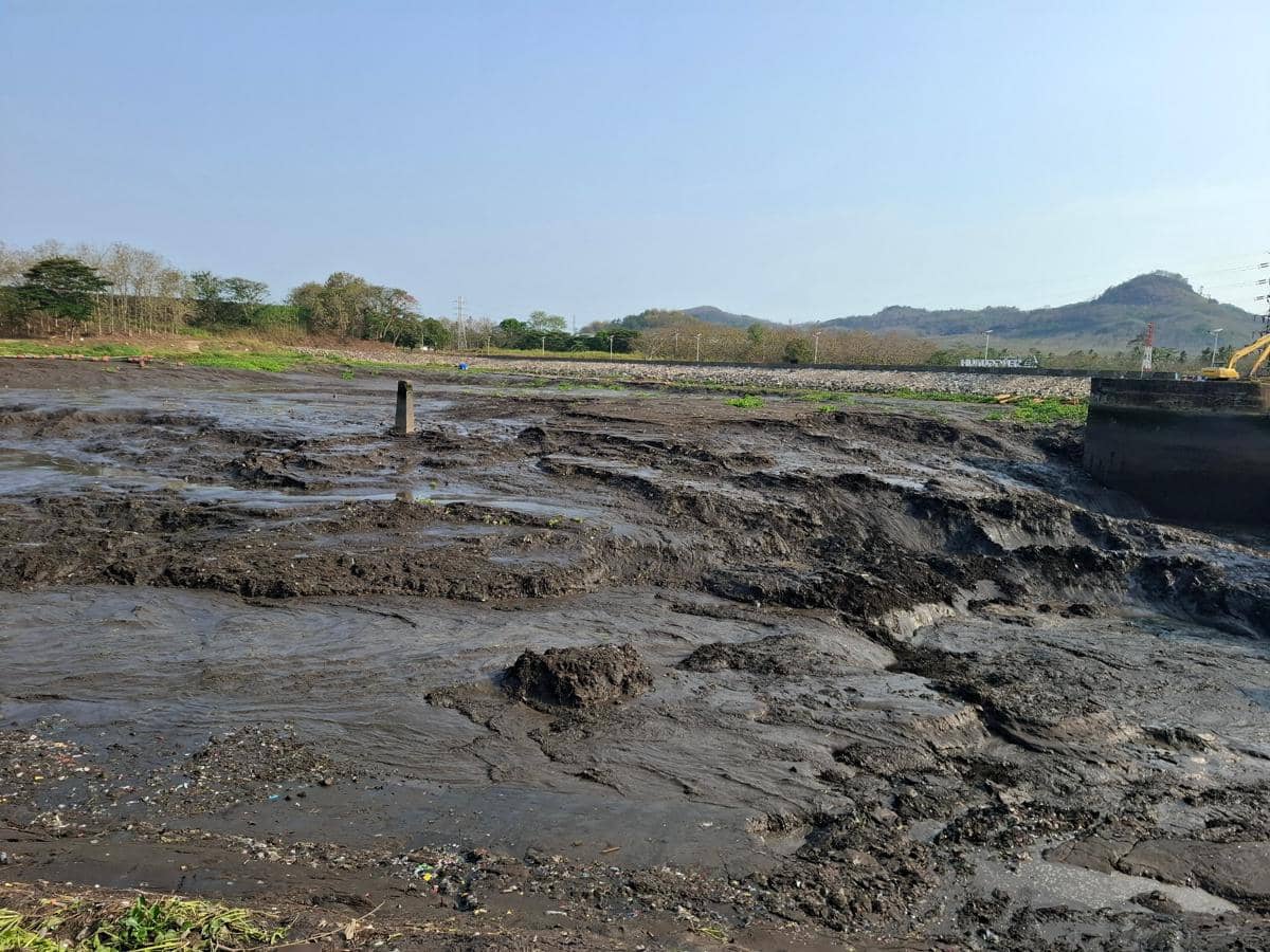 Aliran air deras keluar dari Bendungan Lahor saat proses flushing untuk mengurangi endapan di area bendungan.