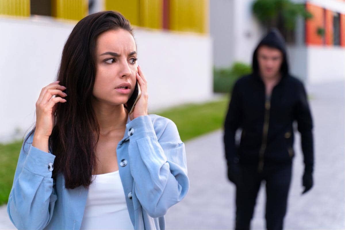 ilustrasi parasosial tak segan-segan menjadi stalker idolanya