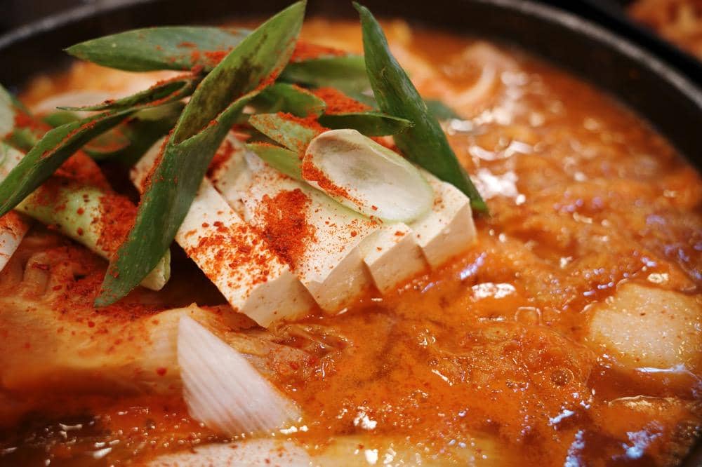 ilustrasi kimchi jjigae yang sudah matang