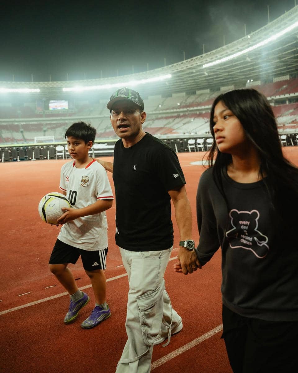 Judika berdiri mengenakan busana gelap saat melakukan persiapan untuk tampil di closing ceremony FIFA ASEAN Cup 2026.