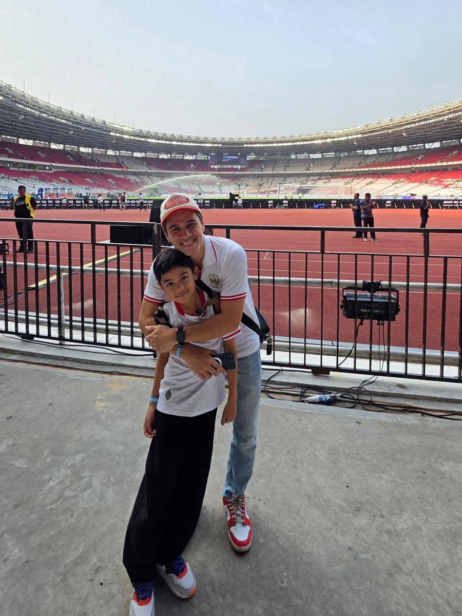 Sejumlah artis menyaksikan pertandingan final FIFA ASEAN Cup 2026 antara Timnas Indonesia di Stadion GBK.
