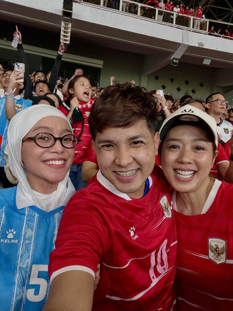 Jirayut menyaksikan pertandingan timnas Indonesia melawan Thailand di Stadion Gelora Bung Karno, Jakarta.