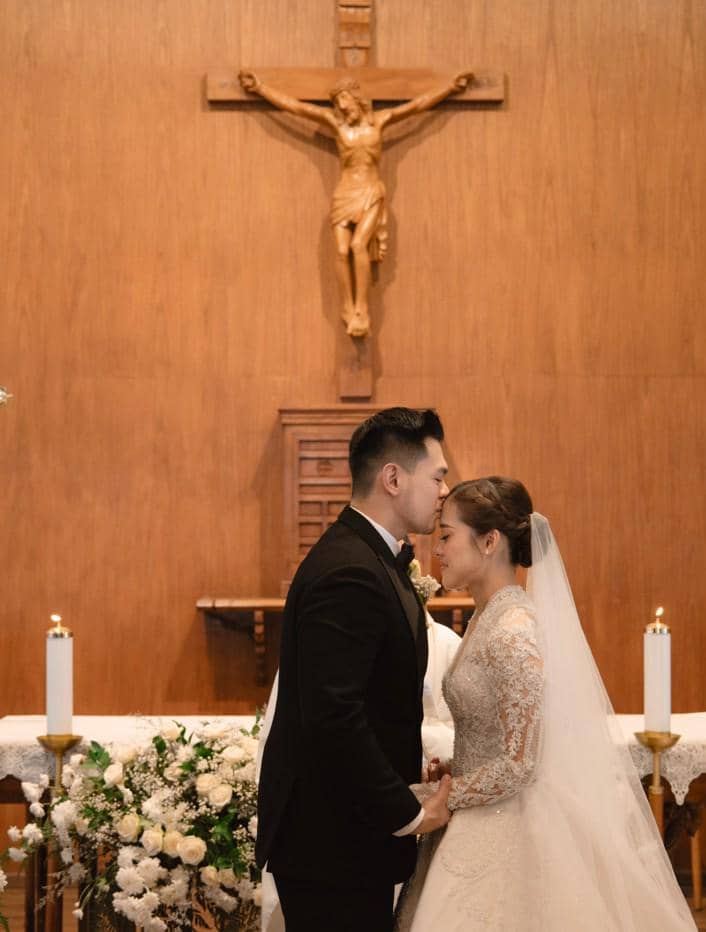 Jerry dan Fani, kontestan MasterChef Indonesia, berpose mengenakan busana pengantin pada momen pernikahan mereka.