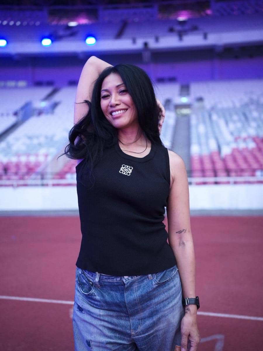 Anggun C. Sasmi menjalani persiapan untuk tampil pada upacara penutupan FIFA ASEAN Cup 2026.