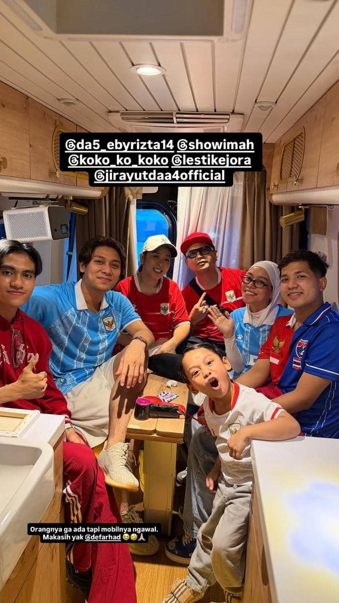 Rizky Billar bersama sejumlah artis menyaksikan pertandingan final FIFA ASEAN Cup 2026 timnas di Stadion GBK.