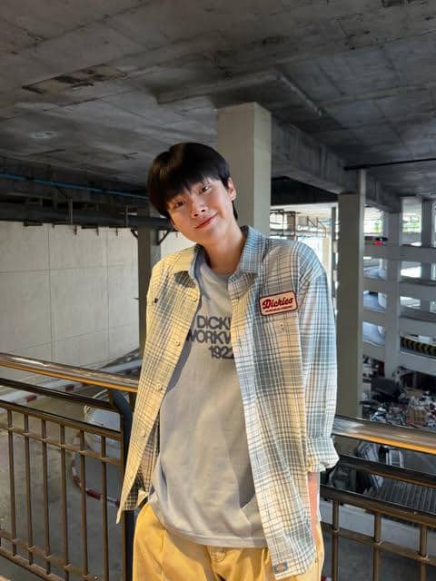 Kin Kaworn mengenakan kemeja outer dalam gaya OOTD kasual dengan padu padan busana yang sederhana dan rapi.