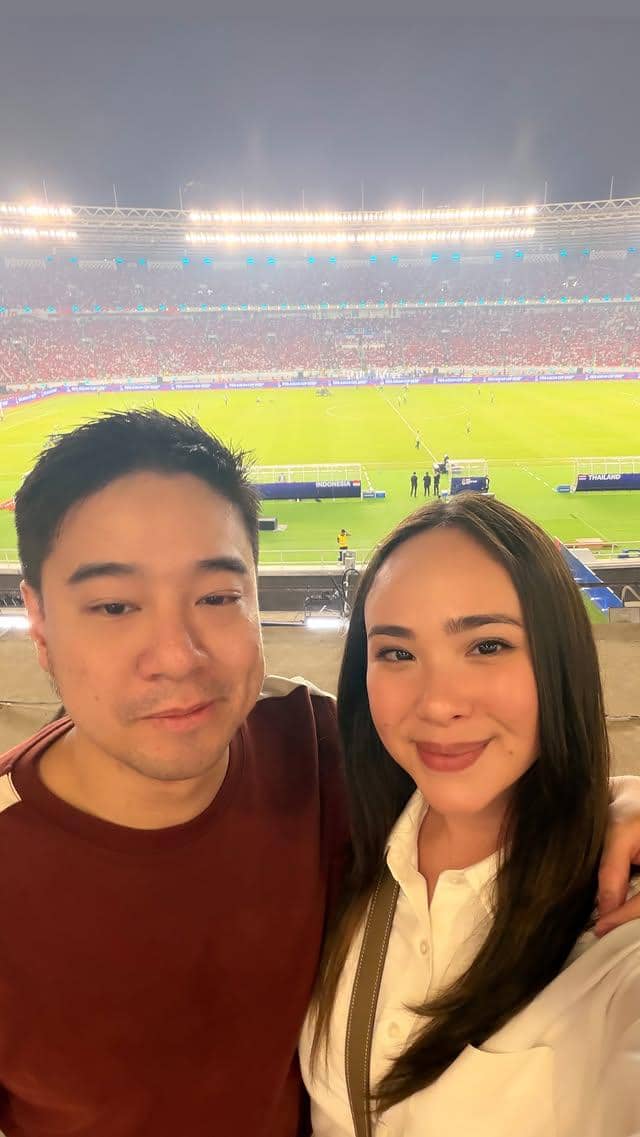 Sejumlah artis menyaksikan pertandingan final FIFA ASEAN Cup 2026 timnas Indonesia di Stadion GBK, Jakarta.
