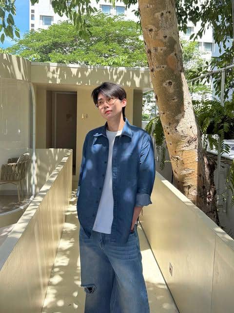 Kin Kaworn mengenakan kemeja outer sebagai lapisan busana kasual dalam inspirasi OOTD bergaya modern.