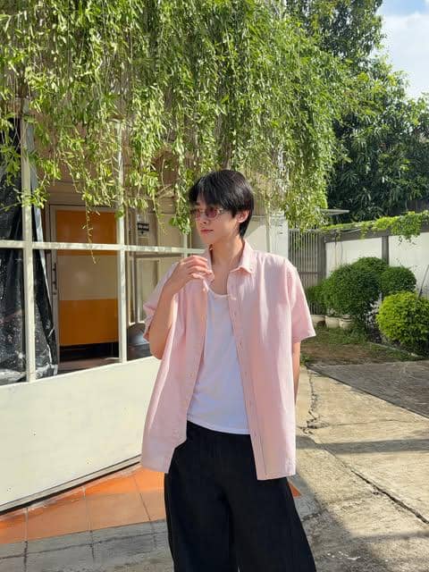 Kin Kaworn tampil mengenakan kemeja outer dalam gaya OOTD kasual yang rapi dan modern untuk inspirasi busana.