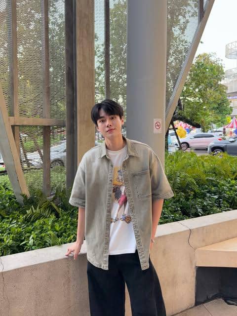Kin Kaworn mengenakan kemeja outer sebagai bagian dari gaya OOTD kasual untuk inspirasi penampilan harian.