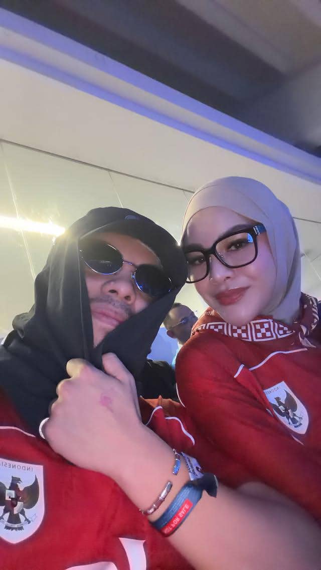 Seorang artis menyaksikan pertandingan final FIFA ASEAN Cup 2026 tim nasional di Stadion Utama Gelora Bung Karno.